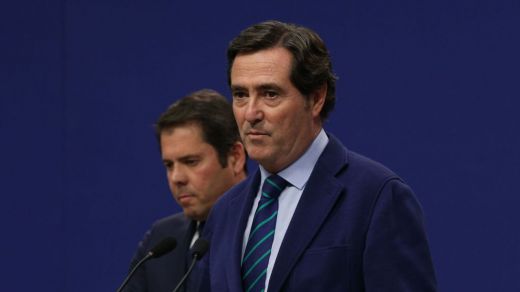 La patronal rechaza la propuesta del Gobierno de subir a 1.000 euros el salario mínimo