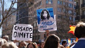 Miles de personas se manifiestan en Génova para arropar a Ayuso y piden la dimisión de Casado