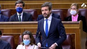 Casado acudió al Congreso, hizo una pregunta a Sánchez y se fue entre aplausos y ovación del PP