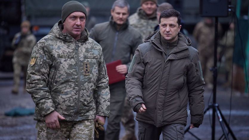 Soldados ucranianos y Volodímir Zelenski