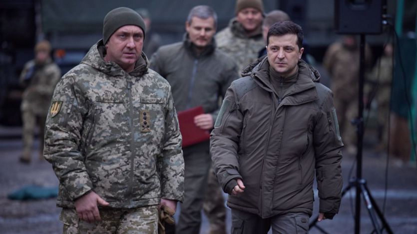 Soldados ucranianos y Volodímir Zelensky