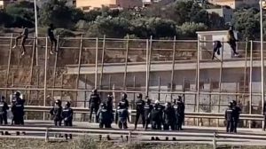 Un grupo de unos 2.500 migrantes asalta la valla de Melilla y consigue entrar un gran número de ellos