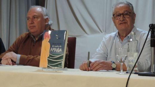 Patricio Morcillo, a la derecha, con el profesor Luis Rubio, en el reciente acto de presentación de la novela en Madrid.