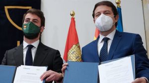 El acuerdo de legislatura PP-Vox en Castilla y León: qué dice y qué contradicciones supondrá para Feijóo