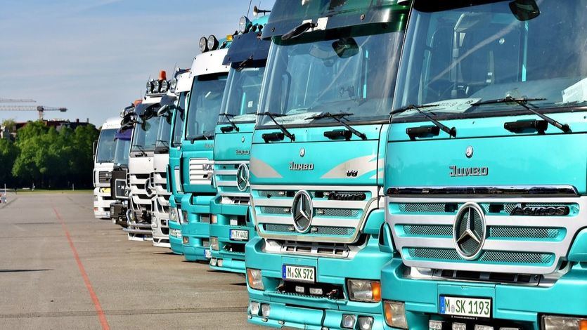 Los transportistas mantienen los paros pese a la oferta del Gobierno y además se unen algunas patronales a la huelga