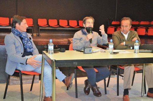 Un momento de la primera jornada: Miguel Ángel de Andrés, con el micro, al lado de Diego Urdiales y Zacarías Moreno.