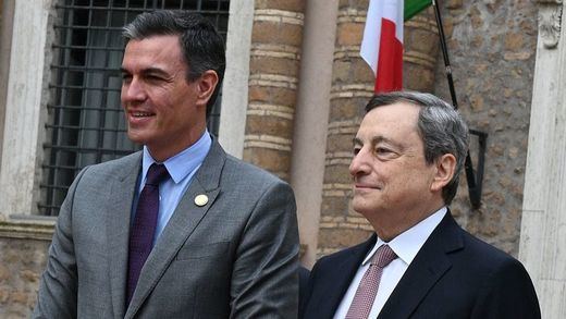 Pedro Sánchez, con Mario Draghi en Roma
