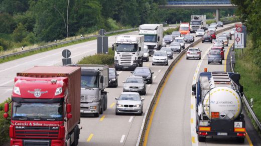 El Gobierno cierra un acuerdo con los transportistas por 1.050 millones: con ayudas al combustible y por camión