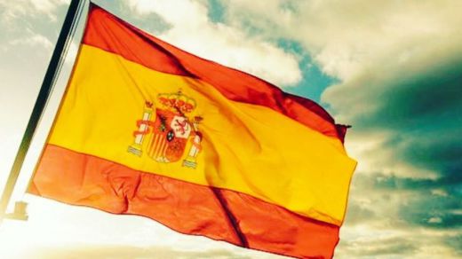 El Supremo multa a 3 personas que habían sido absueltos por rajar la bandera de España en Barcelona