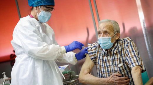 Europa autoriza la cuarta dosis de la vacuna contra la covid, pero de momento sólo para mayores de 80 años