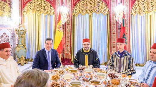 Marruecos coloca la bandera de España al revés en la cena con Sánchez y Twitter enloquece