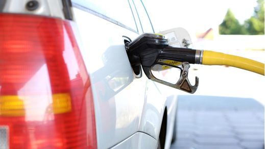 La OCU advierte que, pese a las ayudas, la gasolina y el diésel están un 23 y un 39% más caros que hace un año