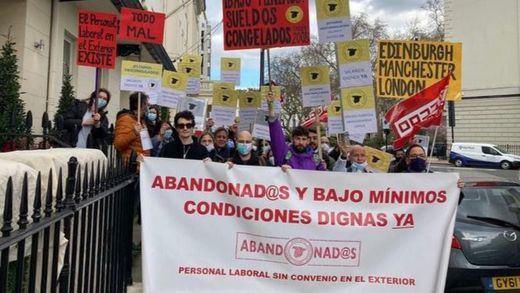 Españoles sin pasaporte atrapados en Reino Unido: los efectos de la huelga del personal de la embajada