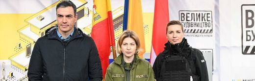 El presidente del Gobierno, Pedro Sánchez, junto a la viceprimera ministra de Ucrania de Asuntos Europeos, Olha Stefanishyna, y la primera ministra de Dinamarca, Mette Frederiksen