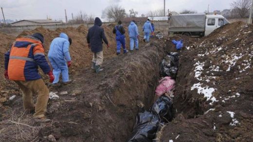 La resistencia ucraniana aguanta en Mariúpol mientras aparecen fosas comunes con miles de muertos