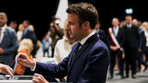 Emmanuel Macron, votando