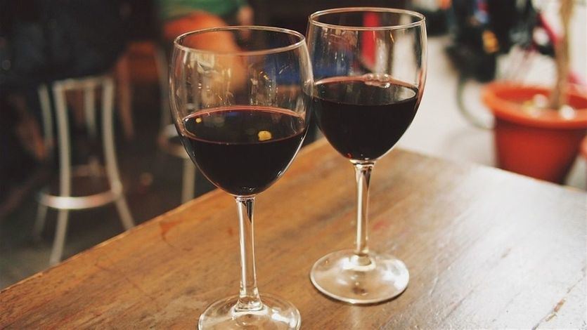Sanidad desmiente el bulo sobre la retirada del vino y la cerveza de los menús