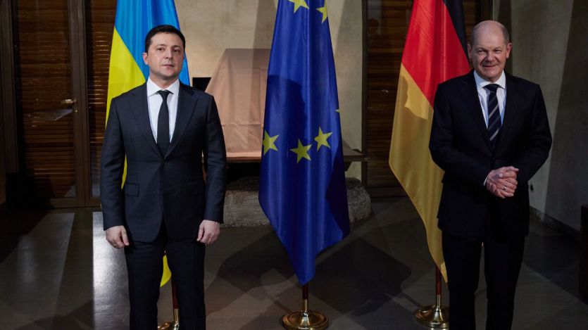 El presidente de Ucrania, Volodímir Zelensky, con el canciller alemán, Olaf Scholz