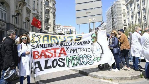 Médicos de toda España reclaman frente al Congreso que se dignifique la profesión