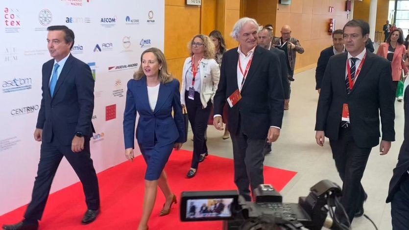 El aplaudido gesto de Nadia Calviño en el 'photocall' de un foro empresarial