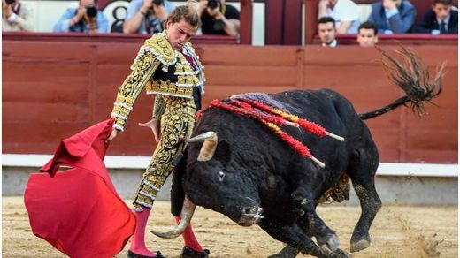 Javier Cortés torea en redondo a su prime toro, al que cortó una oreja.
