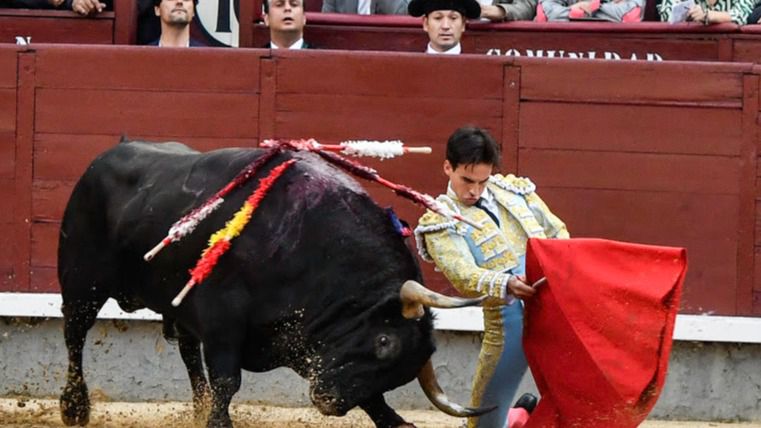 Gonzalo Caballero en el inicio de su faena de muleta al último de la tarde.