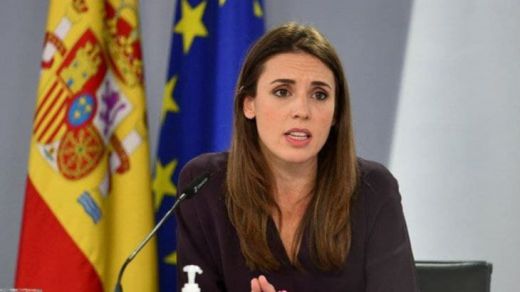 Montero aclara que la ley del aborto no incluye la rebaja del IVA para los productos de higiene femenina