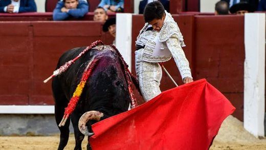Joselito Adame muletea a su primer toro.