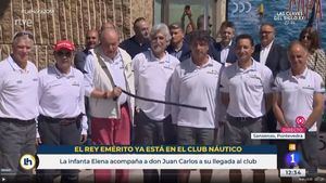 "¡Viva España! ¡Viva el Rey!": don Juan Carlos se da un baño de multitudes a su llegada a las regatas