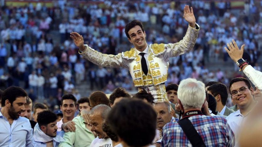 Tomás Rufo, paseado a hombros por el ruedo antes de sacarlo por la Puerta Grande 