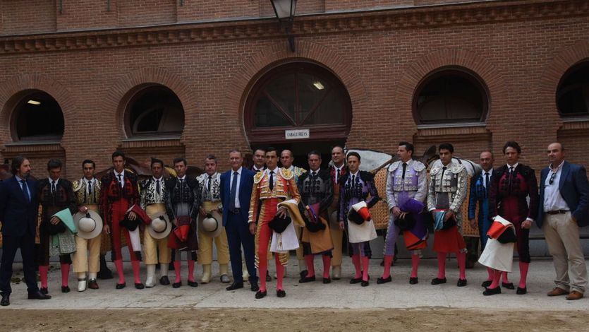 Paco Ureña posa con su cuadrilla y el resto de su equipo antes de hacer el paseíllo en Las Ventas