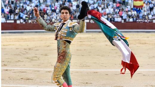 Leo Valadez da la vuelta al ruedo con la oreja que cortó a su segundo toro y la bandera mexicana