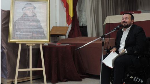 Juan Ramón Amores, alcalde de La Roda, durante la inauguración de la muestra de Carrilero