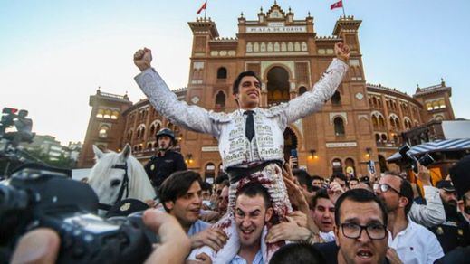 Ángel Téllez tras salir a hombros por la Puerta Grande de Las Ventas