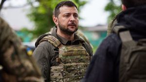 Zelensky reta a Putin y visita el este de Ucrania, donde Rusia refuerza su ofensiva