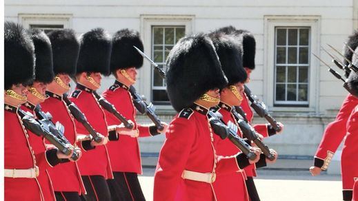 Detienen a 6 miembros de la Guardia Real de la Reina Isabel II por tráfico de drogas