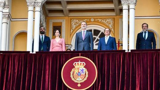 El rey Felipe VI presidió honoríficamente la corrida desde el Palco Real, teniendo a su derecha a la presidenta de la Comunidad de Madrid, Isabel Díaz Ayuso.