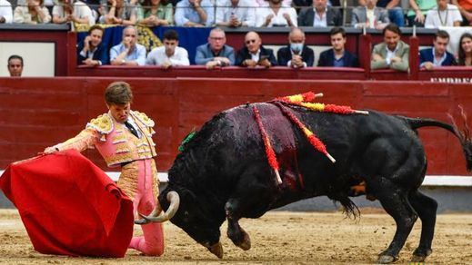 Juan Leal torea de rodillas a su primer toro, al que cortó una oreja.