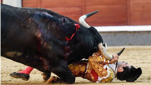 El segundo toro tuvo a su merced en el suelo a Tomás Rufo y le arrancó el corbatín.
