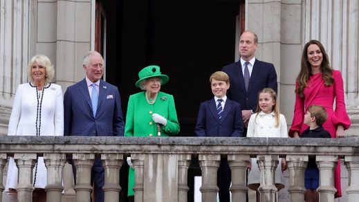 Isabel II pone broche de oro a su Jubileo de platino reapareciendo para saludar al país