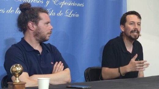 Iglesias se acuerda de Díaz y Errejón en la presentación de su libro en Cádiz