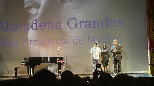 Almudena Grandes ya es hija predilecta de Madrid: homenaje en el Teatro Español