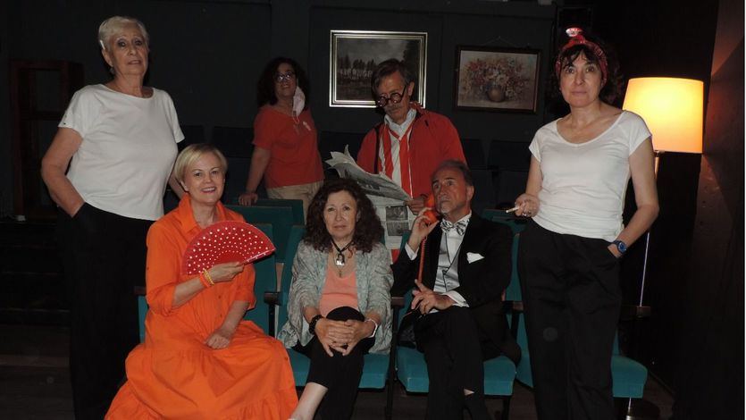 Los seis actores y su directora Teresa Ruiz Velasco, tercera por la izquierda, caracterizados con algunos de sus personajes.