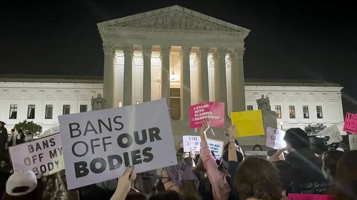 El Tribunal Supremo de Estados Unidos deroga la protección constitucional del derecho al aborto
