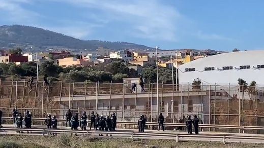 Masivo salto a la valla de Melilla pese a la vigilancia de Marruecos: entran 130 inmigrantes