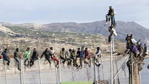 El salto a la valla se salda con 5 migrantes muertos, 76 heridos y 49 guardias civiles heridos