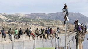 El salto a la valla se salda con 5 migrantes muertos, 76 heridos y 49 guardias civiles heridos