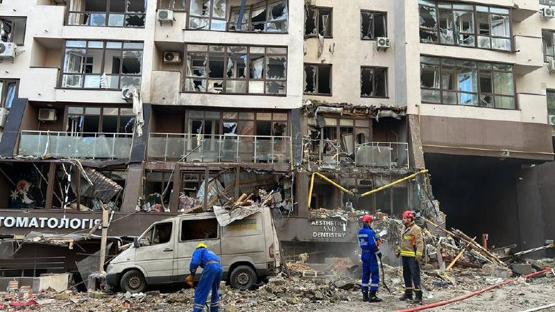 Un misil impacta en un edificio residencial de Kiev y reportan víctimas