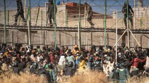 Sigue la polémica por el salto de la valla de Melilla: el apoyo de Sánchez a Marruecos, fosas para enterrar a los migrantes...