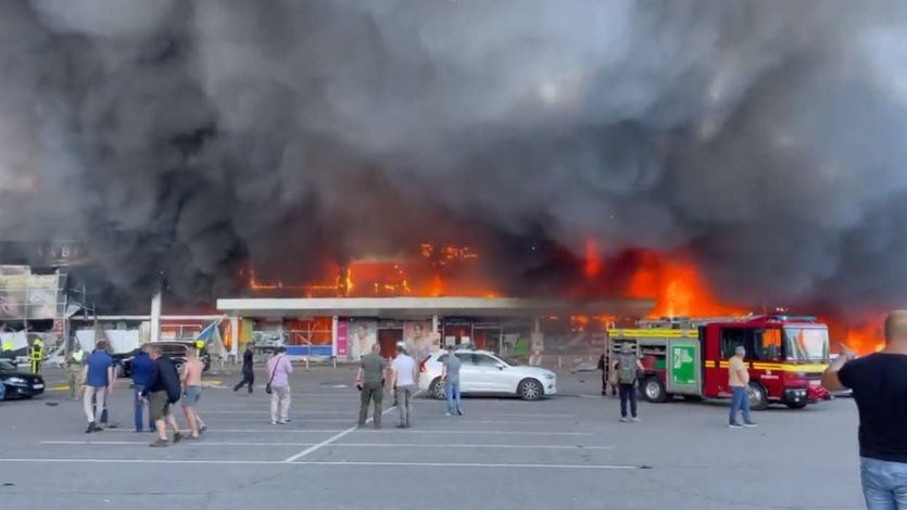 Un ataque ruso a un centro comercial en el centro de Ucrania causa varios muertos y heridos